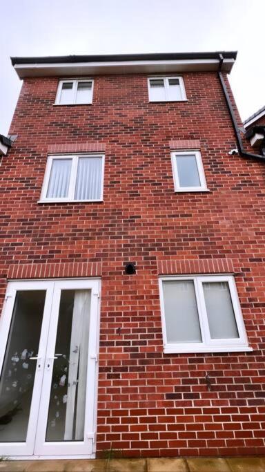 3 Stories, 5 Bedroom House In Prime Location With Balcony And Shared Garden Liverpool Eksteriør billede